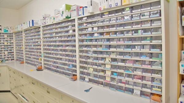 V・drug　豊田大林薬局の薬棚