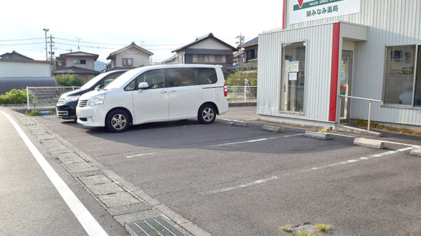 V・drug　関みなみ薬局の駐車場