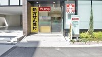 V・drug　亀島薬局の入口