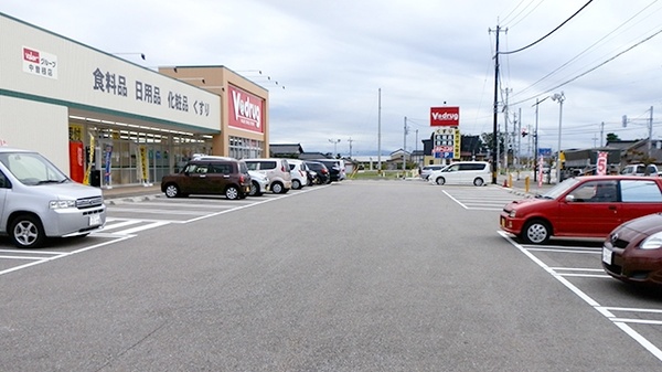 V・drug　中曽根薬局の駐車場