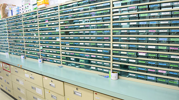 V・drug　東郷西薬局の薬棚