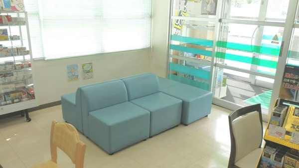 V・drug　富山太郎丸薬局の待合スペース