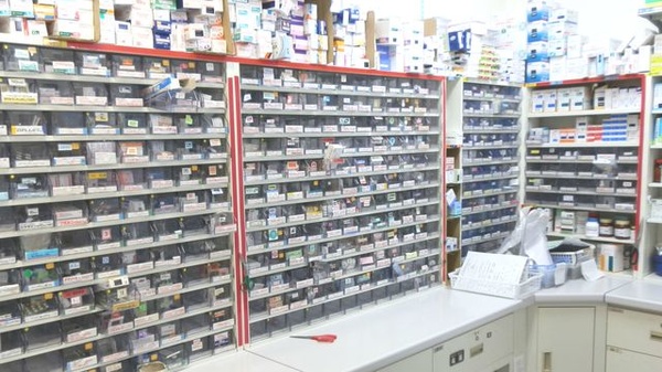 V・drug　富山太郎丸薬局の薬棚