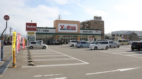 V・drug　古府薬局の駐車場