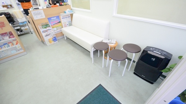 かえで薬局　藤森店の待合スペース