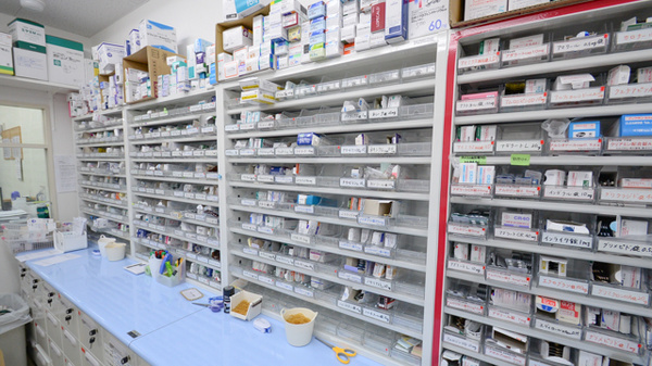 かえで薬局　藤森店の薬棚