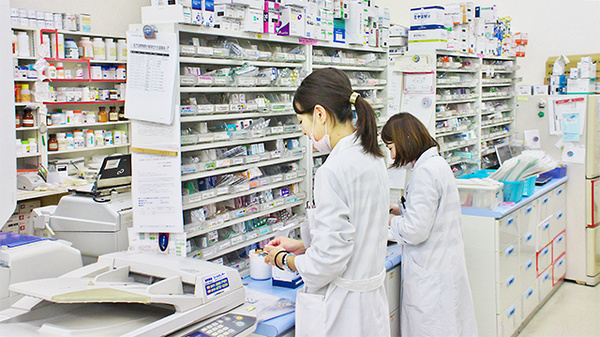 みらくる薬局　ことに店の作業風景