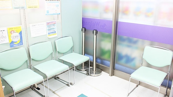 ウェルパーク薬局　狛江松原店の待合スペース