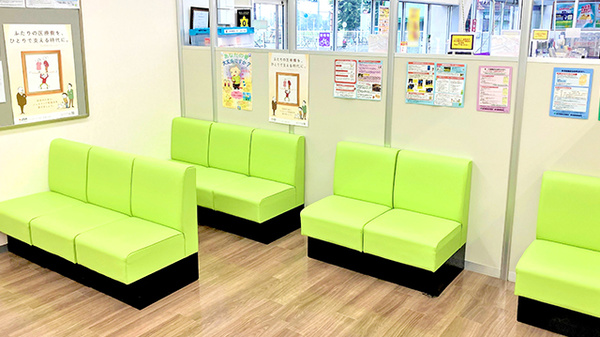 ウェルパーク薬局　むさし村山店の待合スペース