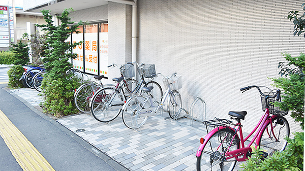 あけぼの薬局　湘南台店の駐輪場