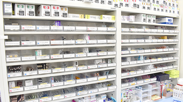 あけぼの薬局　奏の杜店の薬棚