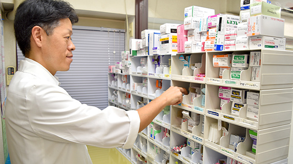 エルダー薬局の作業風景