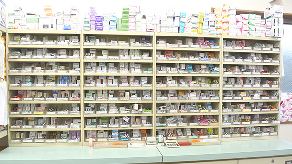 クリエイト薬局東府中店の薬棚