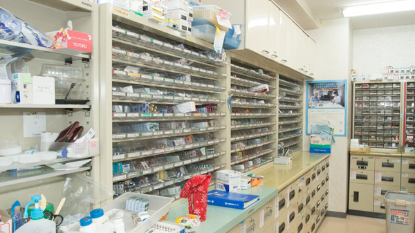 楽々園しみず薬局の調剤室