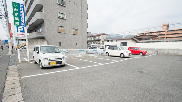 楽々園しみず薬局の駐車場