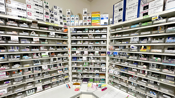 有限会社ツケダ薬局本店の薬棚