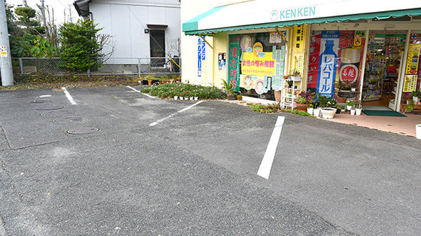 けんけん薬局の駐車場
