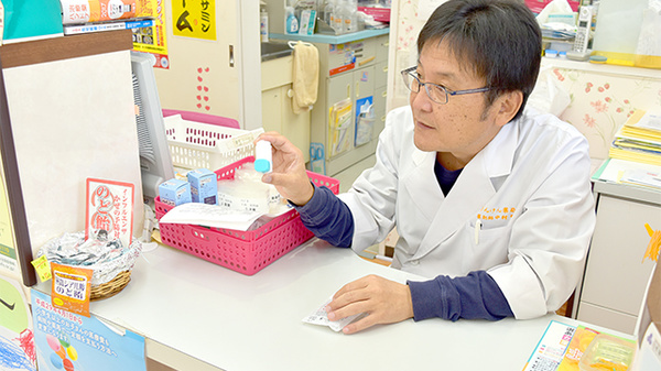 けんけん薬局の作業風景