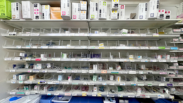 有限会社杏心調剤薬局の薬棚
