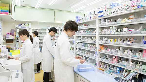 南山堂薬局西新井駅前店の作業風景