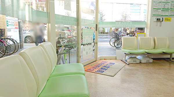 南山堂薬局西新井駅前店の待合スペース
