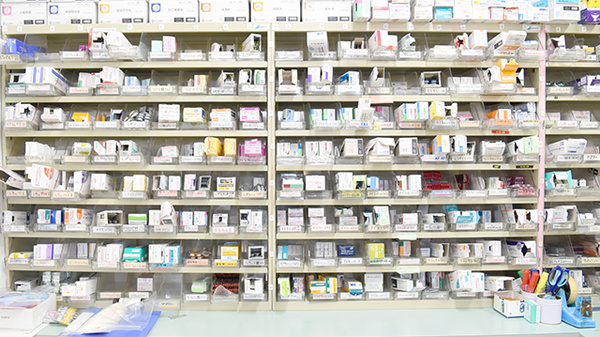 杉本薬局の薬棚