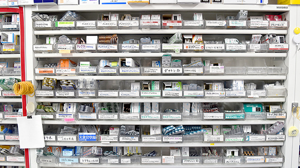 エルパセオ調剤薬局　太子店の薬棚