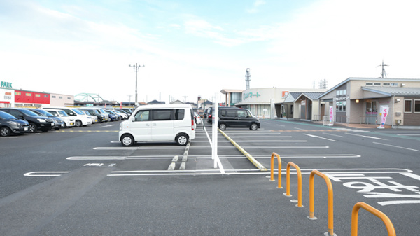 中山メディカル薬局の駐車場