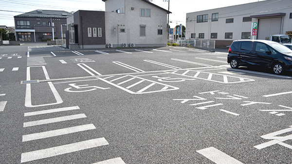 ヤックスドラッグ　大和田薬局の駐車場