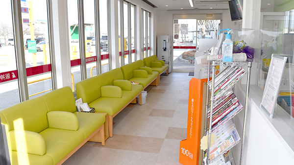 阪神調剤薬局　紀の川店の待合スペース