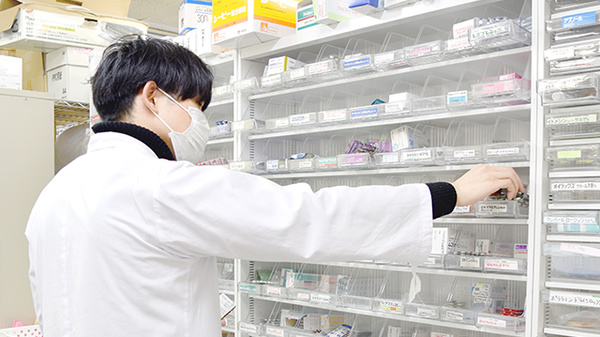 寺町調剤薬局の作業風景
