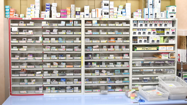 まごころ薬局　洋光台店の薬棚