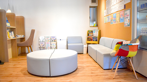 あきやま薬局の待合スペース