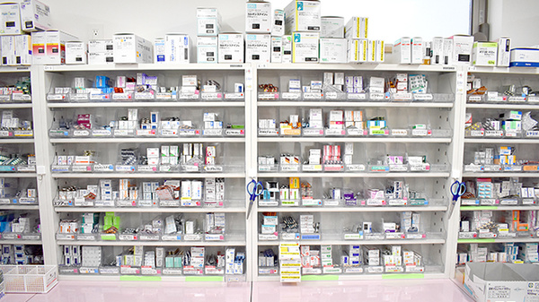 あきやま薬局の薬棚