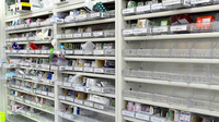 新生堂薬局　長住店の薬棚