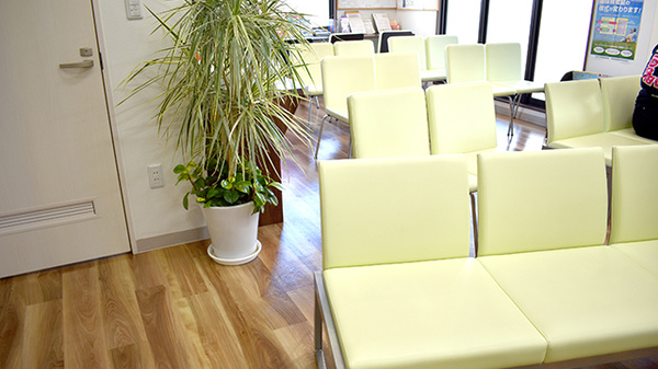 花・花薬局堀米南店（旧 さくら薬局堀米店）の待合スペース