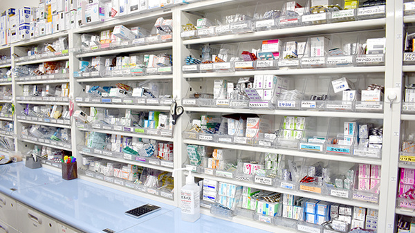 花・花薬局堀米南店（旧 さくら薬局堀米店）の薬棚