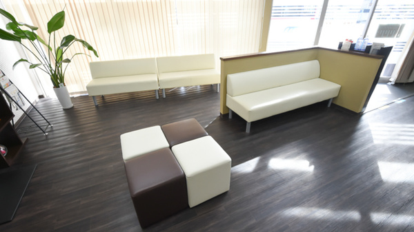 琵琶湖サニー薬局の待合スペース