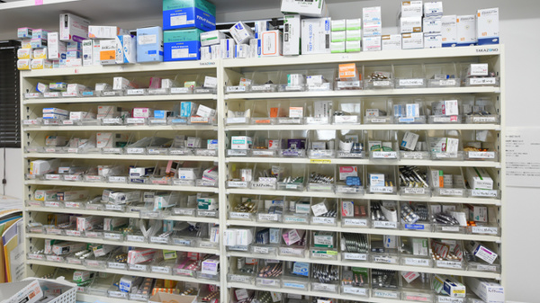 琵琶湖サニー薬局の薬棚