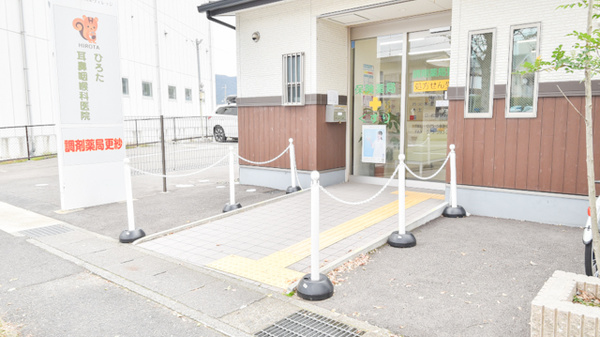 調剤薬局更紗の入口