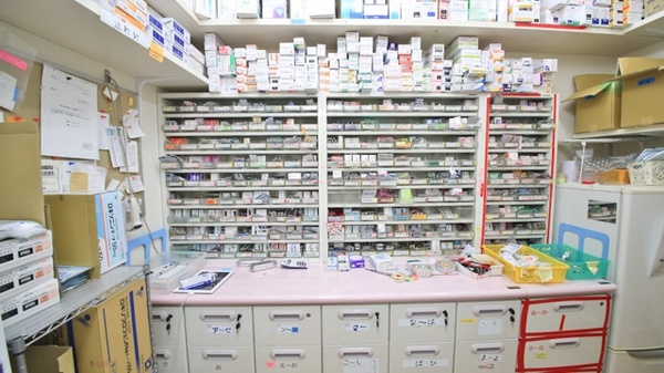 やぎ薬局の薬棚