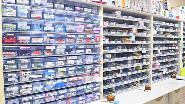 喜連薬局の薬棚