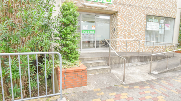 かおる薬局の入口