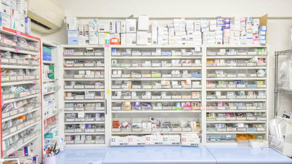 かおる薬局の薬棚