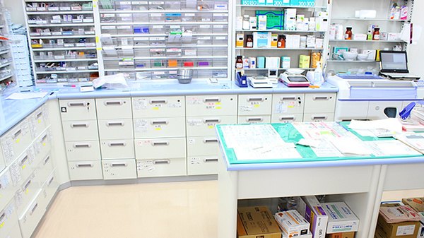 エール薬局　栄町店の調剤室