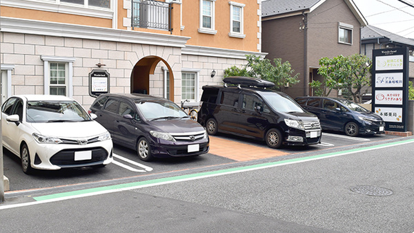 本郷薬局の駐車場