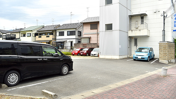 かるがも薬局　尺土店の駐車場