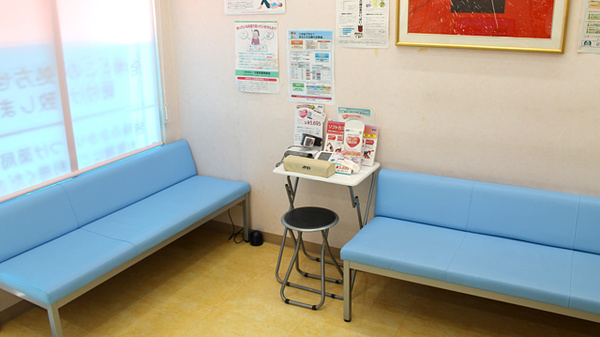 かるがも薬局　貝塚店の待合スペース