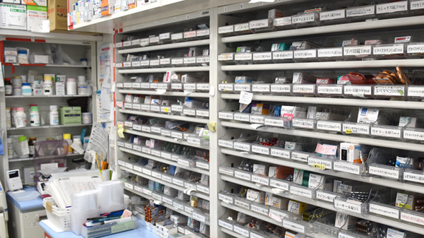 かるがも薬局　富田店の薬棚