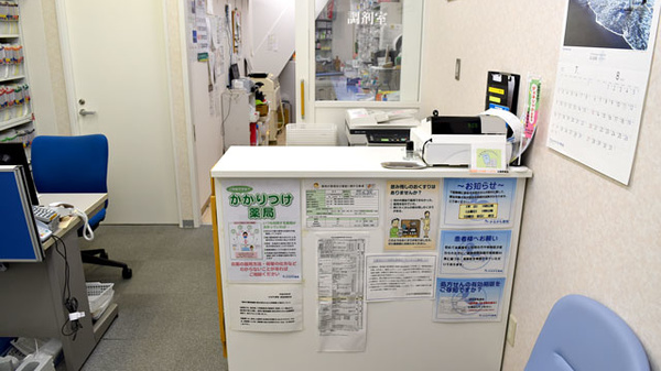 かるがも薬局　阪急東梅田店の受付/カウンター